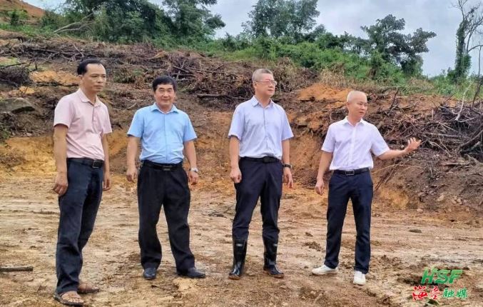 艾轶伦实地调研牛岭农场公司榴莲蜜种植基地建设情况。梅继林 摄